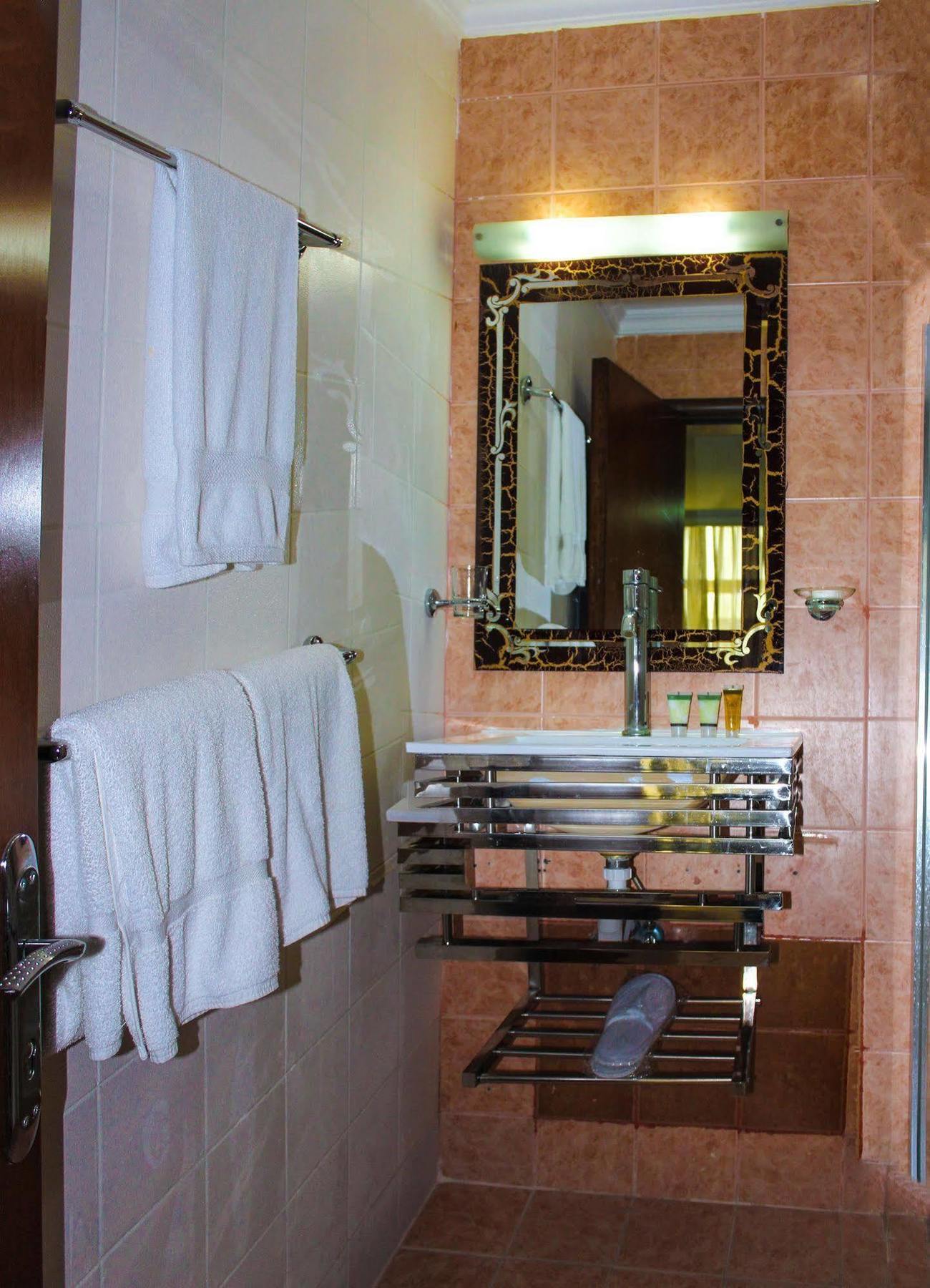 Bravo Royal Hotel Suites Kuwait City Esterno foto