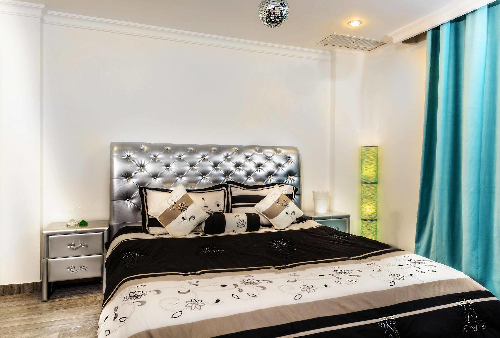 Bravo Royal Hotel Suites Kuwait City Esterno foto